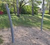 Wo einst die Netzschaukel auf dem Deubener Spielplatz hing, stehen nur noch zwei leere Pfähle. 