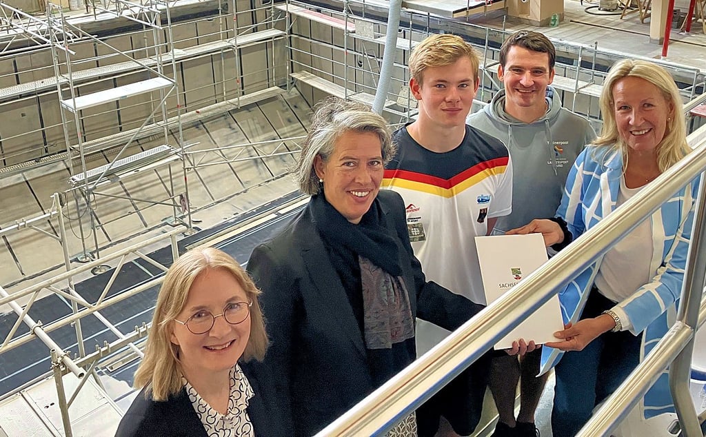 Sportministerin Tamara Zieschang (2. v.li.) überbrachte Annette Waldenburger (1. v.r.), Geschäftsführerin der Bäder Halle GmbH, den Fördermittelbescheid.