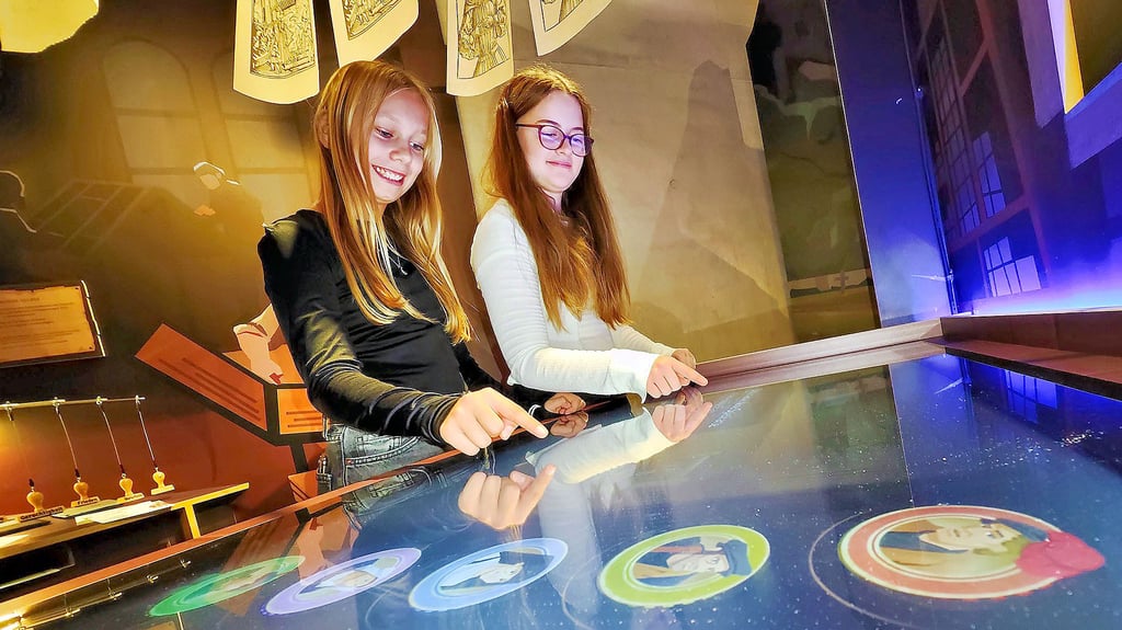 Charlotte Große (links) und Leonie Wischalla an einem der digitalen Spieltische in der Mitmachausstellung.