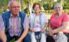 Antje Böhm (rechts) mit ihren Nachbarn Dietmar und Karin Schneider aus Zuchau. 