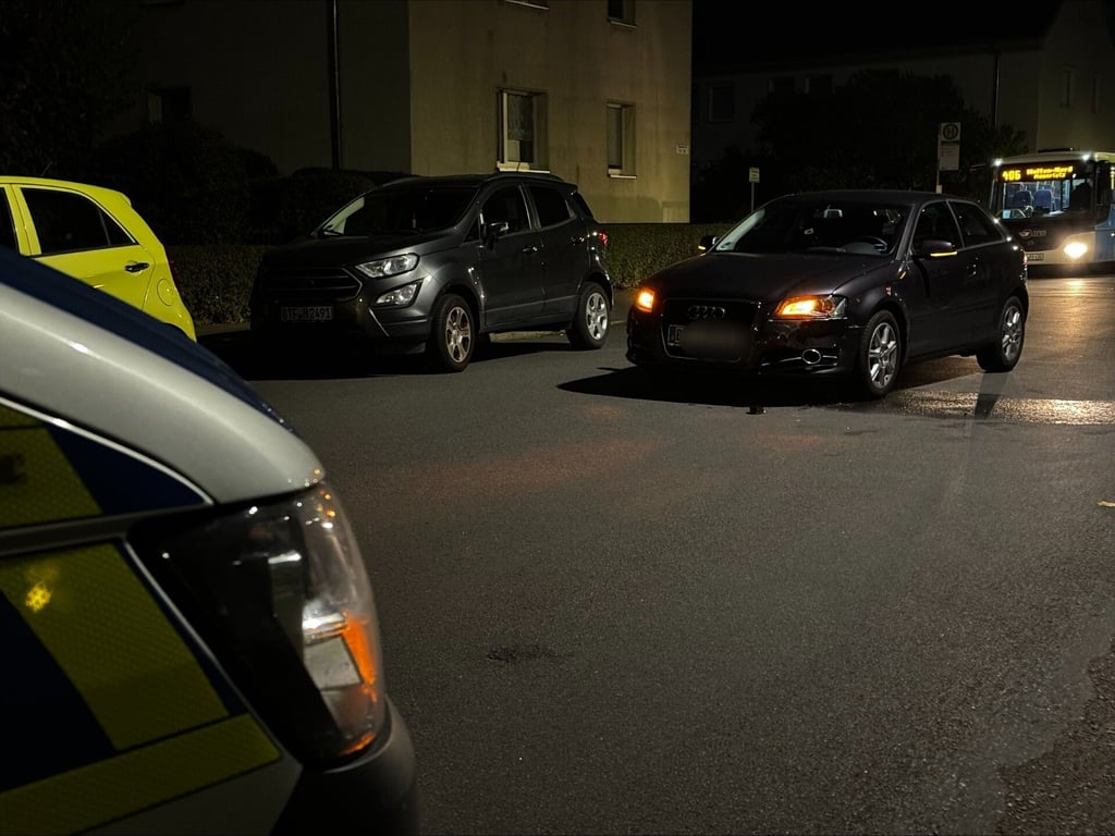 Der beschädigte Audi an der Unfallstelle in Wolfen.