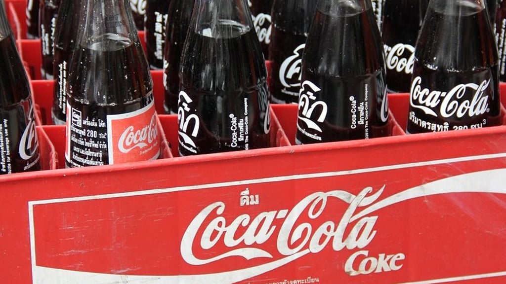 Auf der Landstraße 229 bei Quenstedt hat ein Lkw-Fahrer kistenweise Coca Cola verloren. Das sorgte für eine lange Straßensperrung.