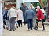 Viele Ältere sind in Burg zu sehen, wie hier auf dem Wochenmarkt. Der Stadt fehlen die Geburten, um den Einwohnerschwund aufzuhalten.