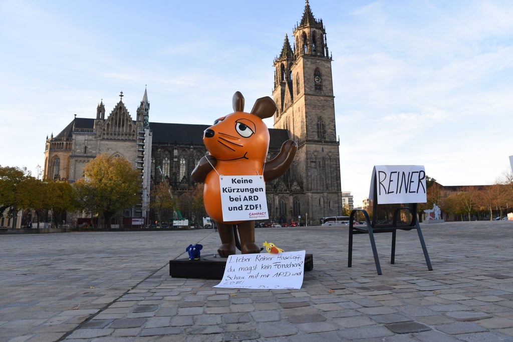 Die von Aktivisten "entführte" Maus protestiert in Magdeburg gegen Kürzungen beim öffentlich-rechtlichen Rundfunk.