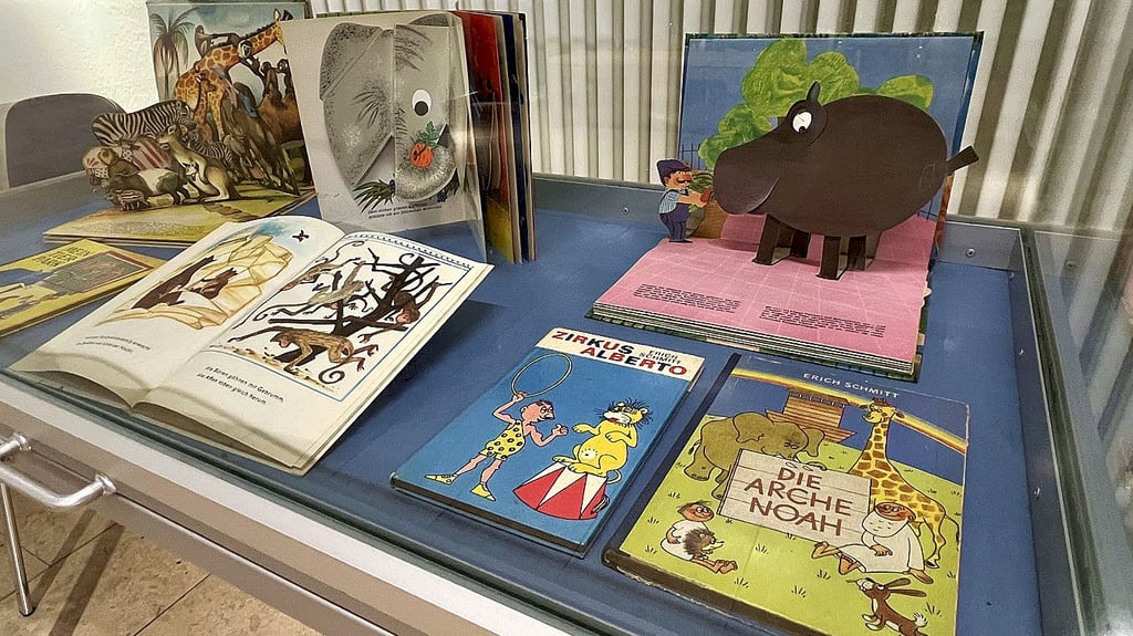 Neben modernen Illustrationen zeigen die historischen Kinderbücher die Vielfalt der Kinderliteratur durch die Jahrzehnte.