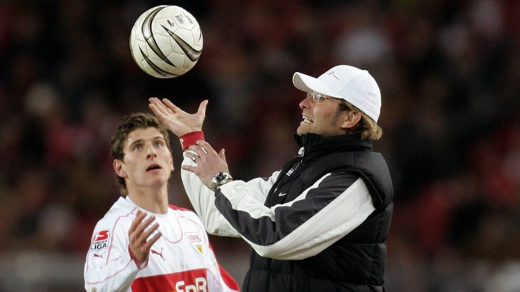 Sind sich 2006 im Spiel Stuttgart gegen Mainz schon mal begegnet: Mario Gomez (l.) und Jürgen Klopp
