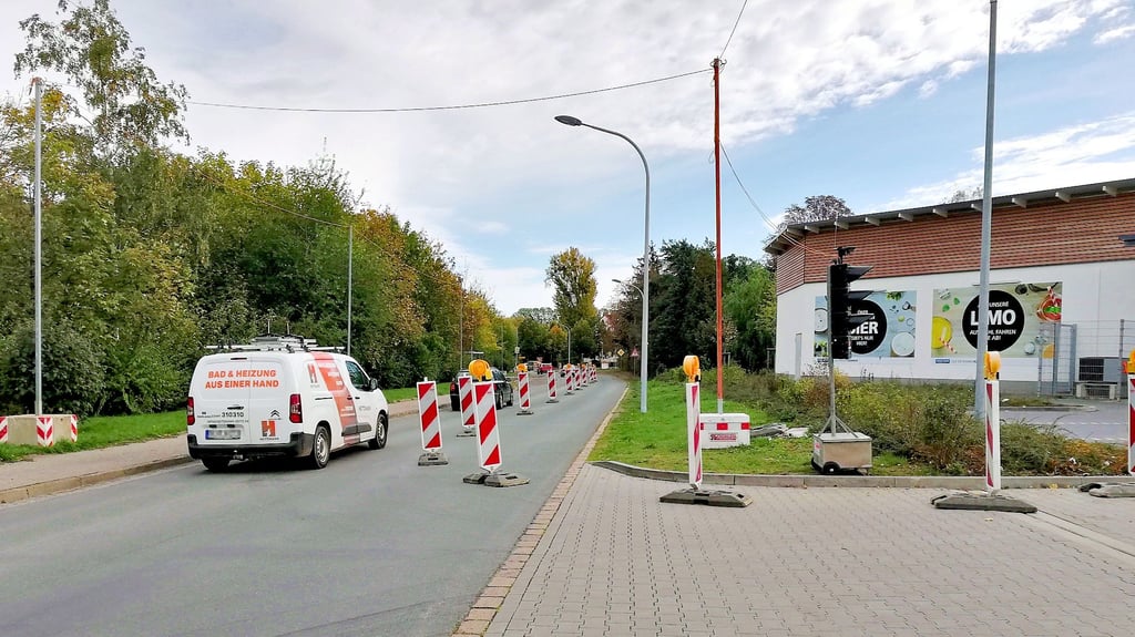 Auf der Baustelle an der Kreuzung Tröglitz wird nicht gearbeitet. Die Autofahrer stehen aber schon mal an der Ampel im Stau.