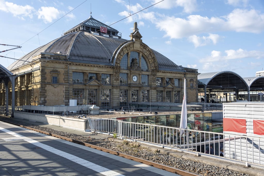 Ein Mann ist im Hauptbahnhof Halle bei einem Angriff schwer verletzt worden.