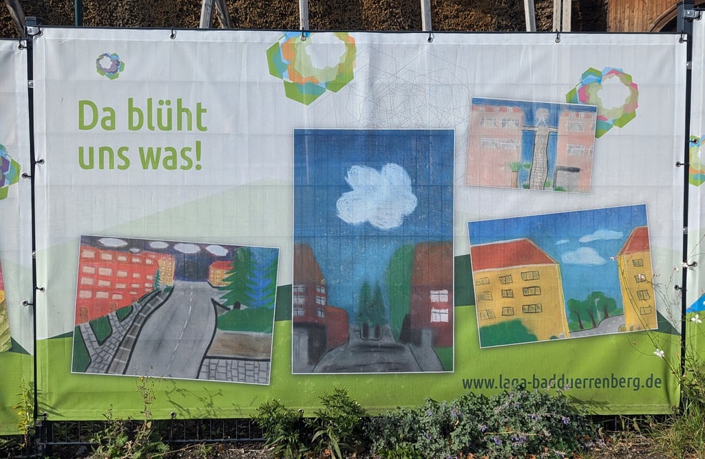 116 Stücke der mit Kinderbildern bedruckten Zaunplane können seit Kurzem erworben werden.