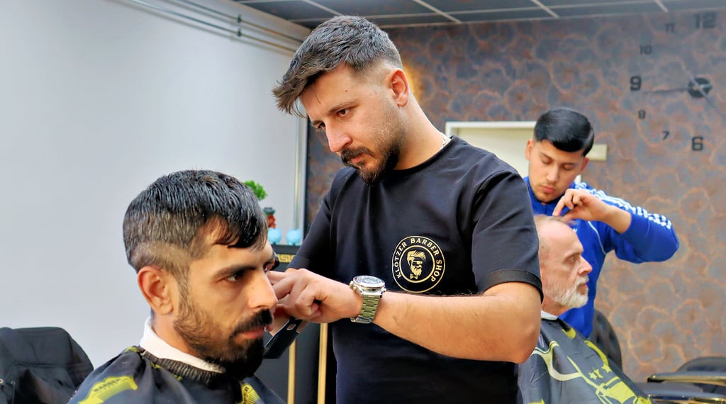 Seit dem 31. August gibt es am Hegefeld in Klötze einen Barbershop. Der Chef, Ali Ahmad (links), nimmt sich viel Zeit für seine Kunden.