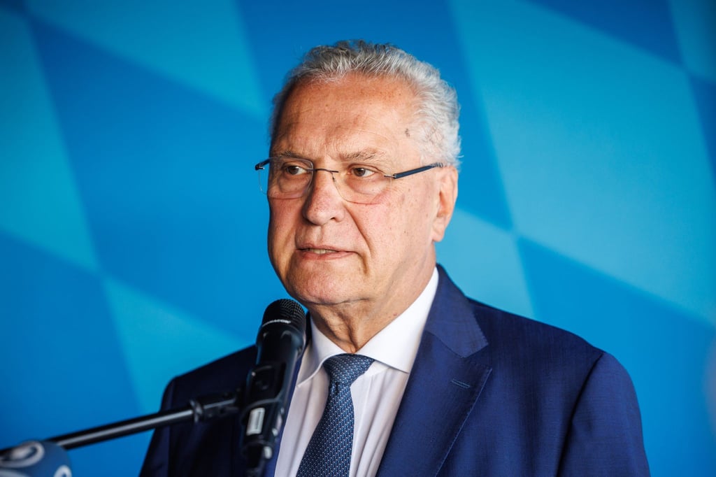 Will DFB und DFL beim Thema Gewalt im Fußball in die Pflicht nehmen: Bayerns Innenminister Joachim Herrmann (CSU).