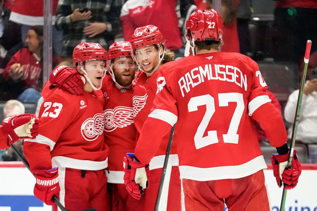 Moritz Seider (zweiter von rechts) erzielte sein erstes Saisontor - zum Sieg für die Detroit Red Wings reichte das nicht.