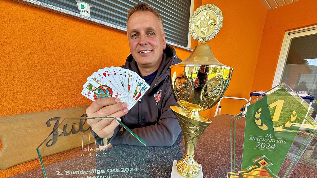 Die Trophäensammlung von Skat-Ass Jens Dotzauer aus Düßnitz ist sehr umfangreich.