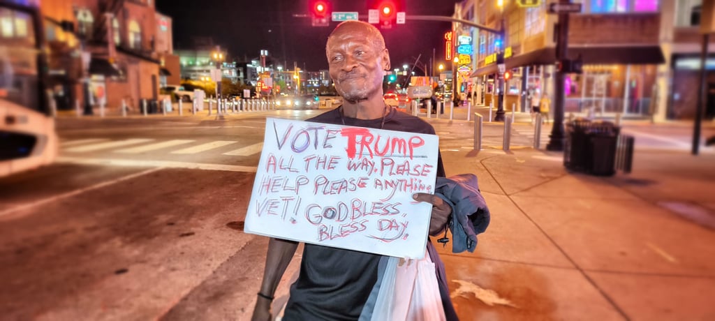Nashville im US-Bundesstaat Tennessee ist neben Las Vegas die Partyhochburg der Vereinigten Staaten. Vor einer der zahllosen Musikkneipen wirbt dieser Mann für eine Rückkehr des Ex-Präsidenten Trump ins Amt.