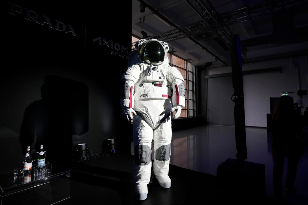 Mit den Raumanzügen sollen Astronauten übernächstes Jahr wieder zum Mond fliegen.