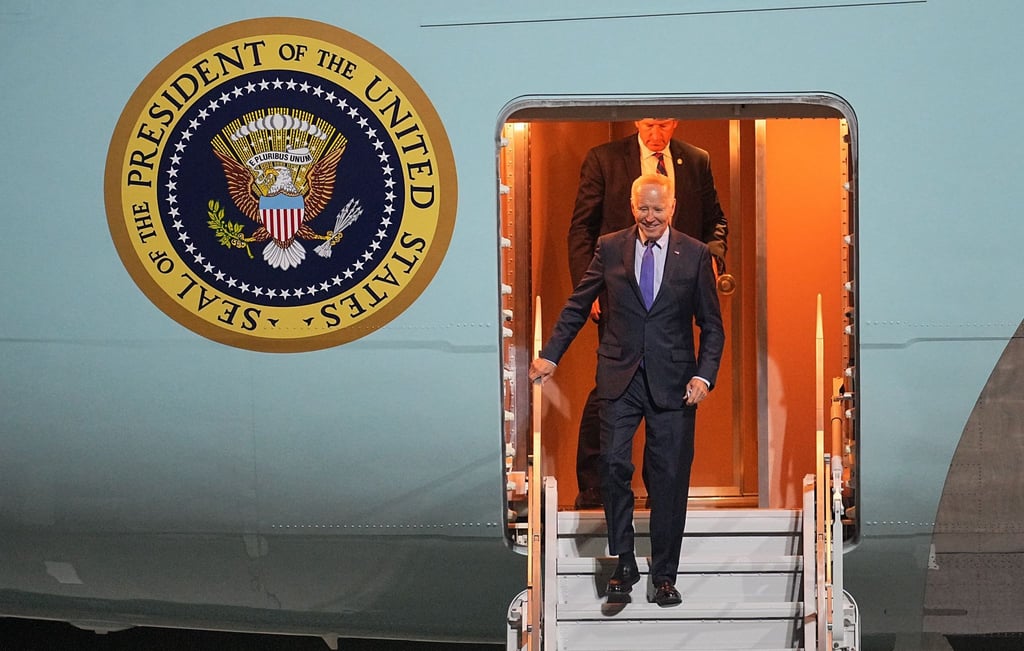 US-Präsident Joe Biden steigt am Flughafen in Berlin aus der Airforce One.