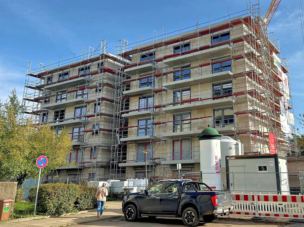 Bei dem Bau in Magdeburg-Olvenstedt werden aktuell die Fenster eingesetzt.
