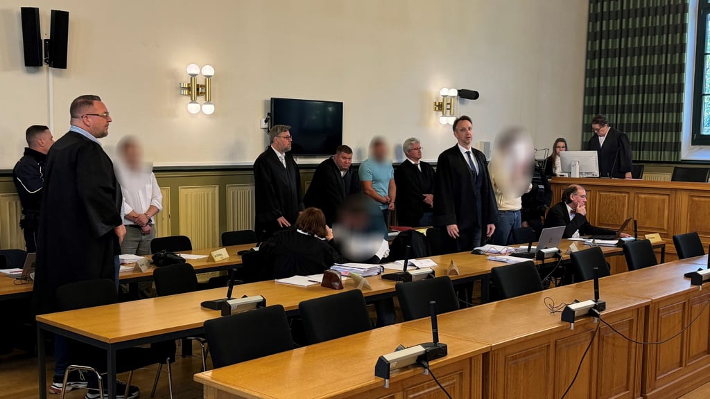 Stendal, Landgericht, Freitagvormittag: Die vier Angeklagten, davon drei in Haft, und ihre Anwälte warten auf den Verhandlungsbeginn. Die Männer sollen im großen Stil Drogen hergestellt und verkauft haben. Beim Prozessauftakt am Freitag, 18. Oktober, war das Medieninteresse sehr groß.