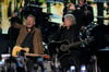  Bruce Springsteen (l) und Jon Bon Jovi, beide US-Sänger, treten während der Ehrung von Jon Bon Jovi als MusiCares Person des Jahres auf. Foto: Chris 