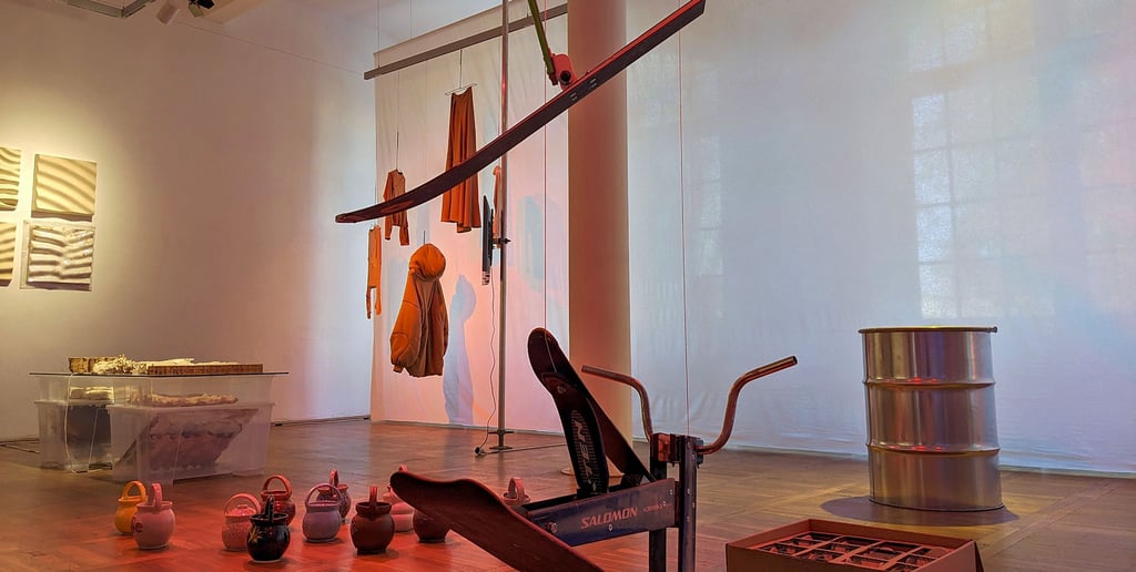 An allen Ecken etwas zu entdecken: Ursprünglich war die Ausstellung nur hängend konzipiert und wurde für die Burg Galerie angepasst.