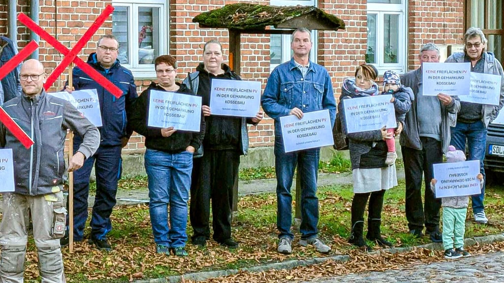 Gegen Freiflächen-Photovoltaik: Mitglieder der Bürgerinitiative „Unsere Heimat Altmärkische Höhe“ protestierten am Dienstag, 15. Oktober, in Kossebau.