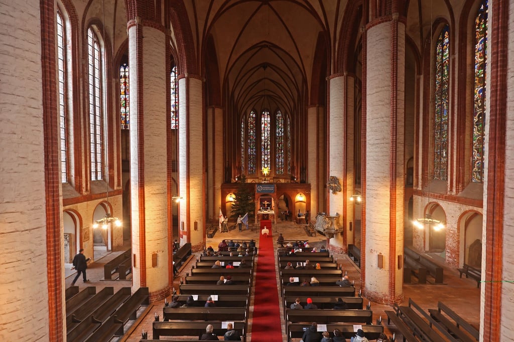 Künstlerinnen und Künstler der Ton- und Lichtkunst setzen anlässlich der Stendaler Lichttage den Dom St. Nikolaus und seinen Außenbereich in Szene. (Archivfoto)