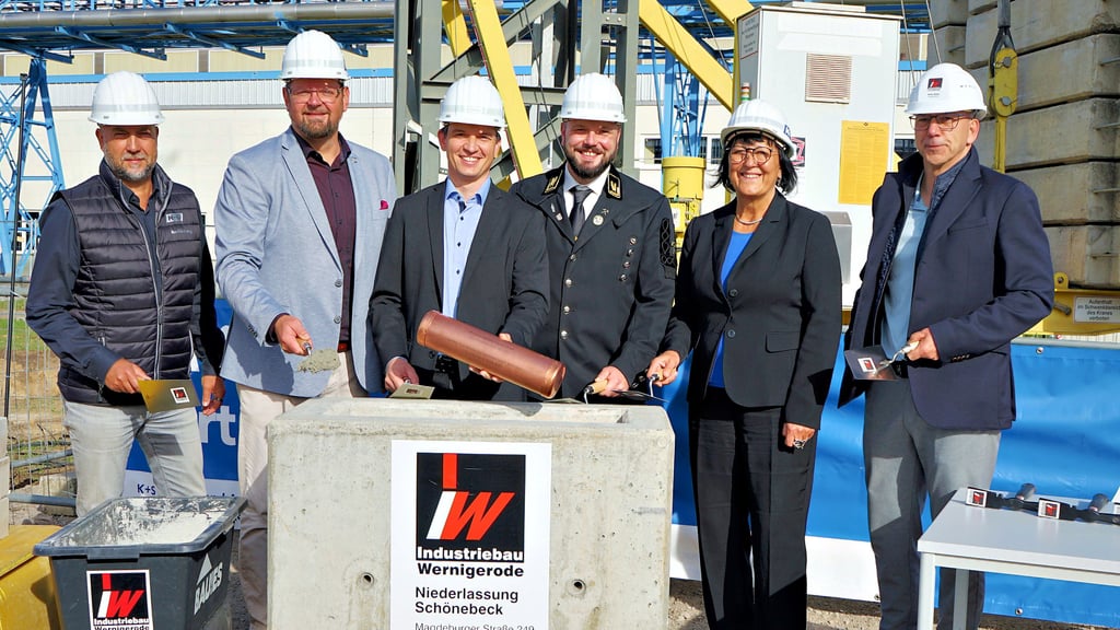 Eine Zeitkapsel mit aktueller Volksstimme und Münzen wurde im Grundstein für das neue Ausbildungszentrum im Zielitzer Kaliwerk versenkt. Dabei legten Ausbildungsleiter Dennis Riechmann (.l.) Landrat Martin Stichnoth, Werkleiter Ulrich Scheele, K+S-Personalrat Tino Kister, Bildungsministerin Eva Feußner und Bau-Geschäftsführer Marko Müller Hand an.