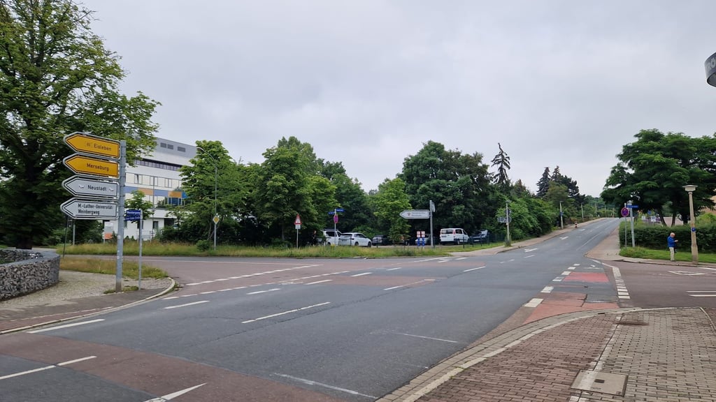Die Kreuzung Ernst-Grube-Straße/Kreuzvorwerk in Halle soll zu einem Kreisverkehr umgebaut werden. Doch darüber soll ein "Skyway" entstehen.