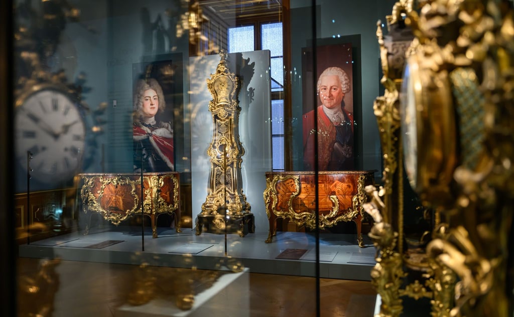 Die Staatlichen Kunstsammlungen Dresden (SKD) präsentieren erstmals seit dem Zweiten Weltkrieg ihren Bestand an Möbeln des berühmten Pariser Kunsttischlers Jean-Pierre Latz (1691-1754).
