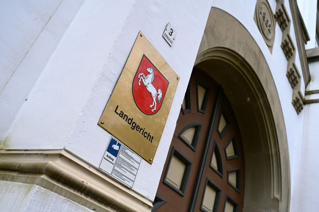 Polizist wird zu zwei Jahren auf Bewährung verurteilt. (Symbolbild)