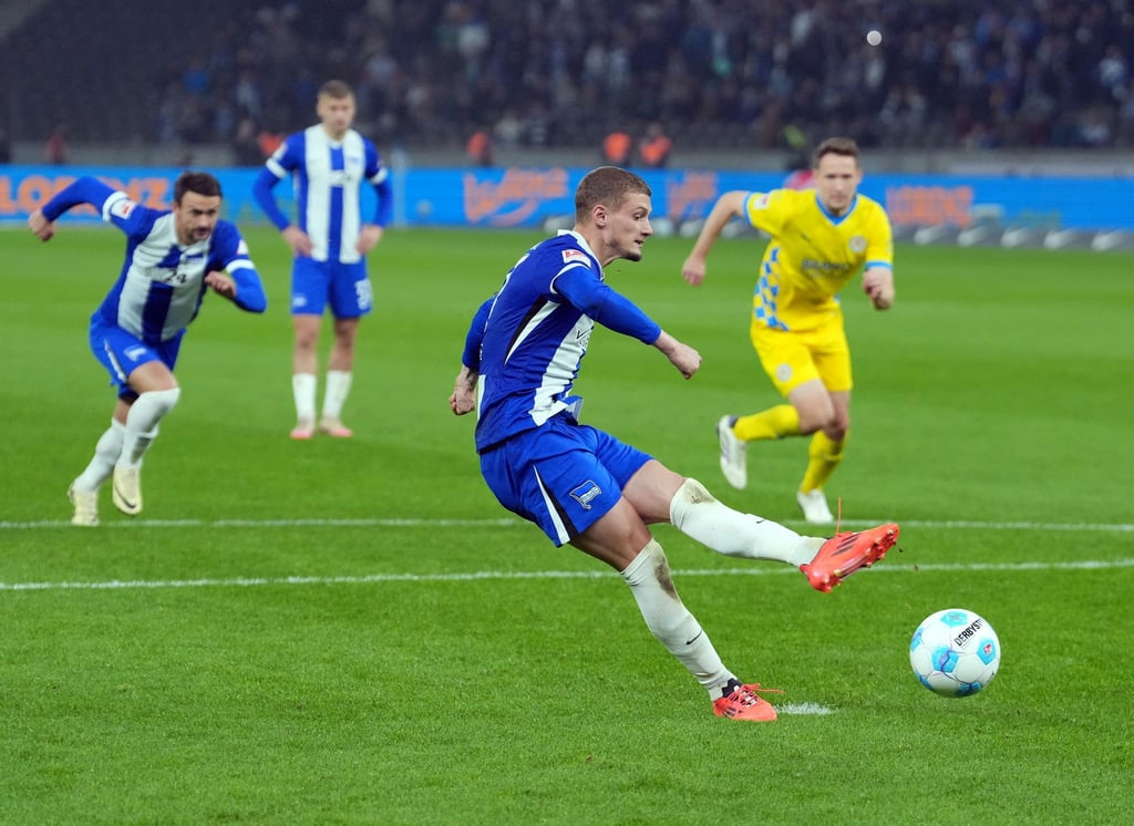 Michael Cuisance (M) leitete per Elfmeter die Wende für Hertha ein.
