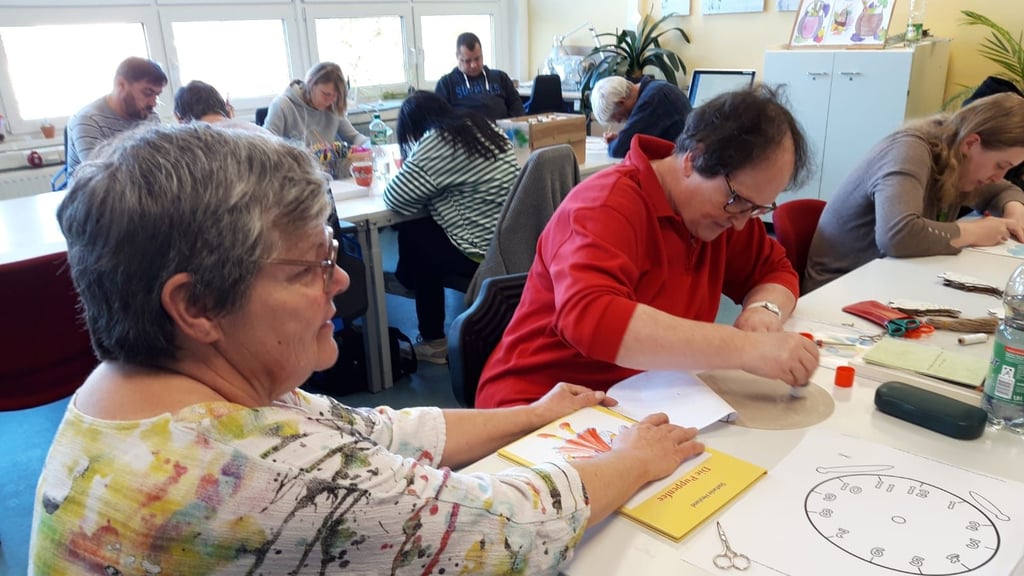 Rita Gehlhar (l.) in ihrem Element: Der Workshop kommt bei den Teilnehmern in der Diakonie super an.