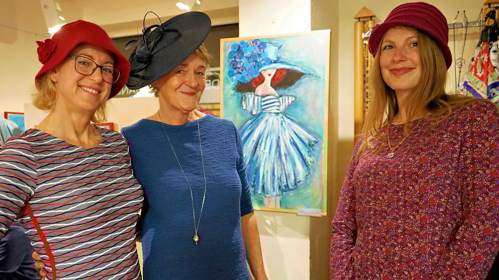 Steffi Fischer (v.l.), Anne-Katrin Baum und Lena Pfalz gehen gut behütet in den Modeherbst.