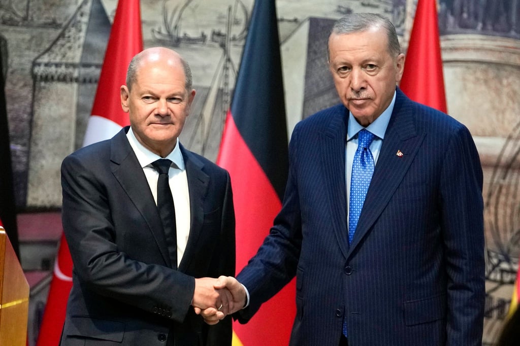 Deutschland und die Türkei wollen wieder enger kooperieren, etwa im Rüstungsbereich - zur offenen Konfrontation von Scholz (l.) und Erdogan kam es dagegen beim Thema Nahost.