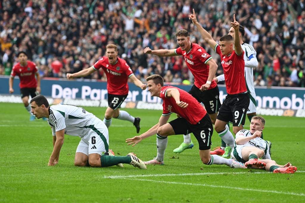 Jubel in Hannover: Fabian Kunze (M) trifft gegen Schalke 04.