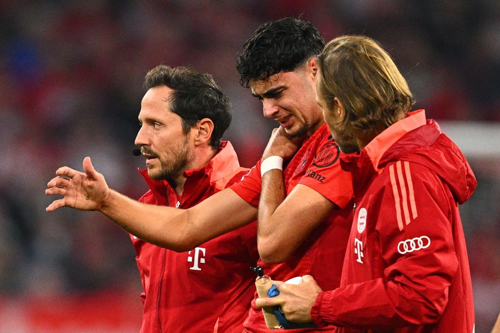 Aleksandar Pavlovic erleidet im Spiel gegen Stuttgart einen Schlüsselbeinbruch.