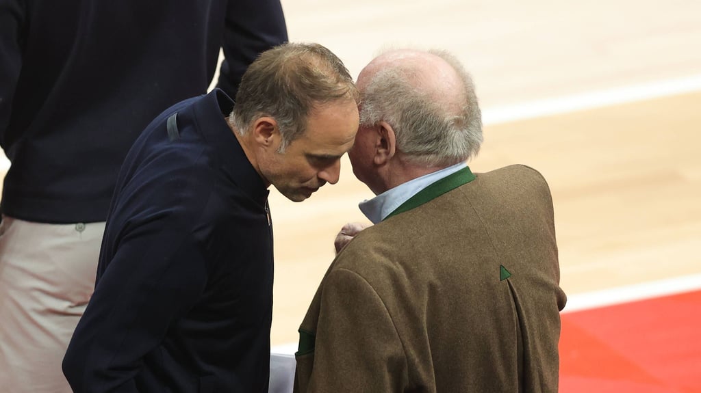 Im Gespräch: Oliver Mintzlaff und Uli Hoeneß haben beim Basketball etwas zu besprechen.