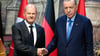 Deutschland und die Türkei wollen wieder enger kooperieren, etwa im Rüstungsbereich - zur offenen Konfrontation von Scholz (l.) und Erdogan kam es dagegen beim Thema Nahost.