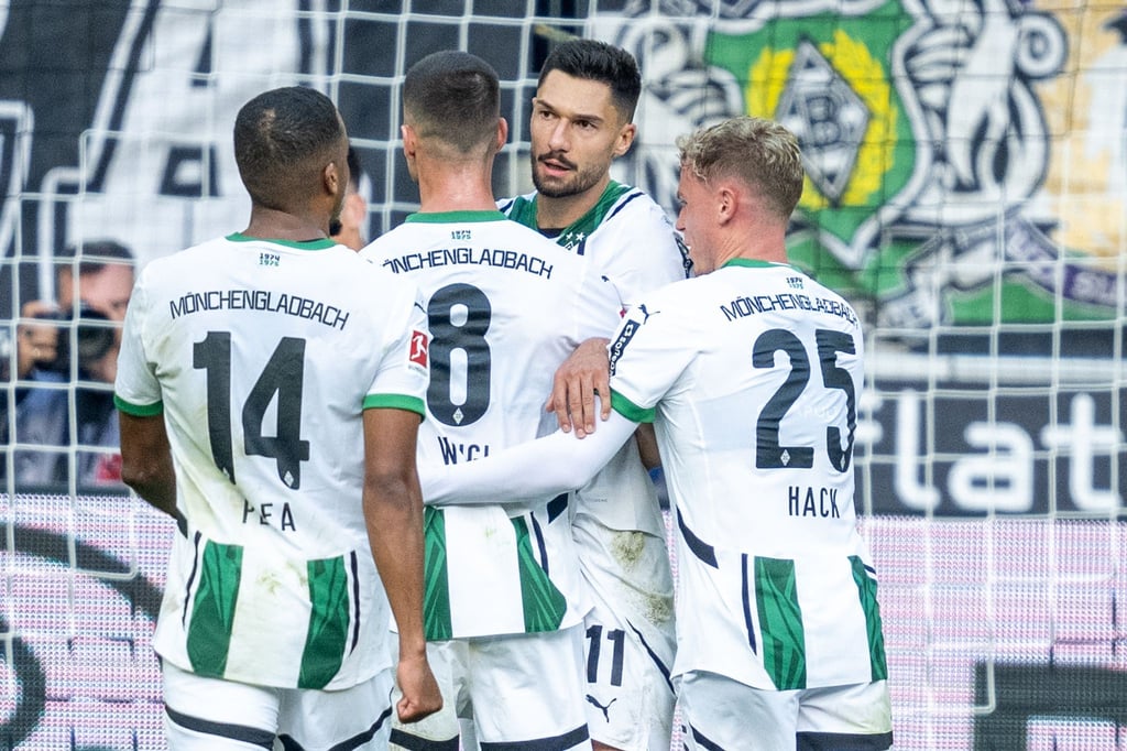 Gladbach bejubelt Tim Kleindienst (2.v.r)