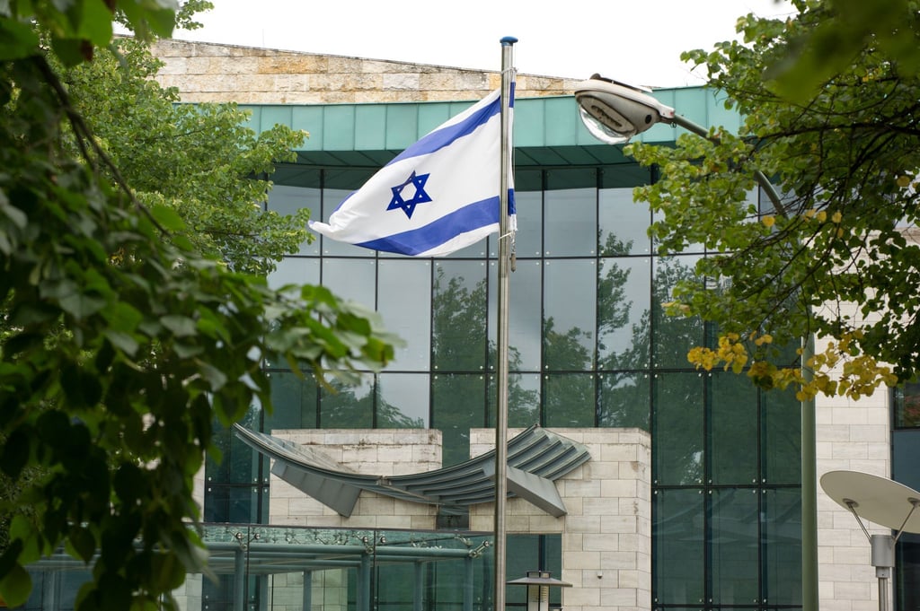 Nach Informationen der „Bild“-Zeitung hat der Verdächtige einen Anschlag auf die israelische Botschaft geplant.