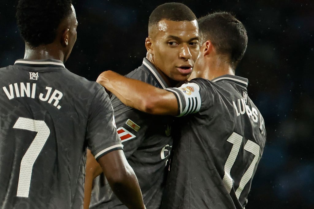 Kylian Mbappé wird für seinen Torerfolg gefeiert.