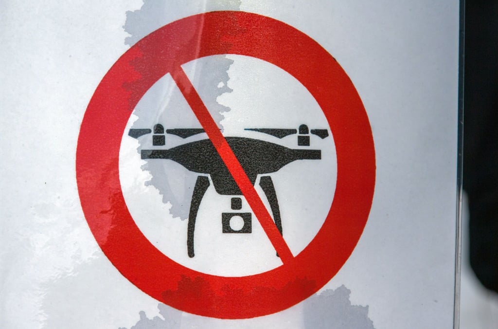 Ein Surren ist zu hören und der Blick geht gen Himmel: Der unerwartete Anblick von Drohnen kann in manchen Fällen zu Anzeigen wegen Ordnungswidrigkeiten führen. (Archivbild)