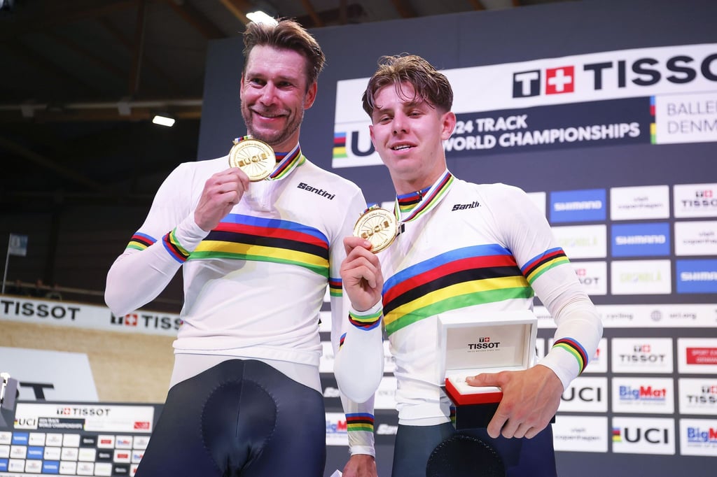 Roger Kluge (l) und Tim Torn Teutenberg feiern Gold bei der Bahnrad-WM.