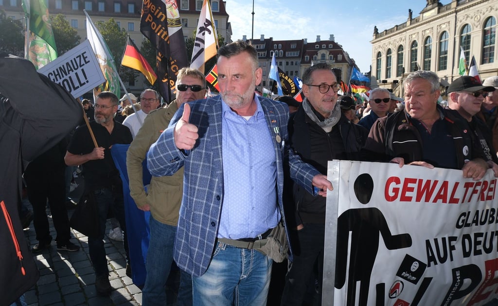 Pegida hat in Dresden eine letzte Demonstration veranstaltet - Gründer Lutz Bachmann in der Mitte.