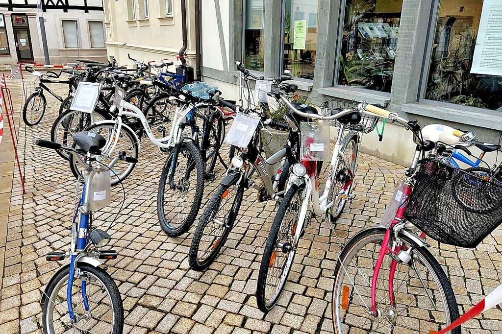 Fundfahrräder vor dem Haldensleber Bürgerbüro bei der letzten Live-Versteigerung im Jahr 2018.