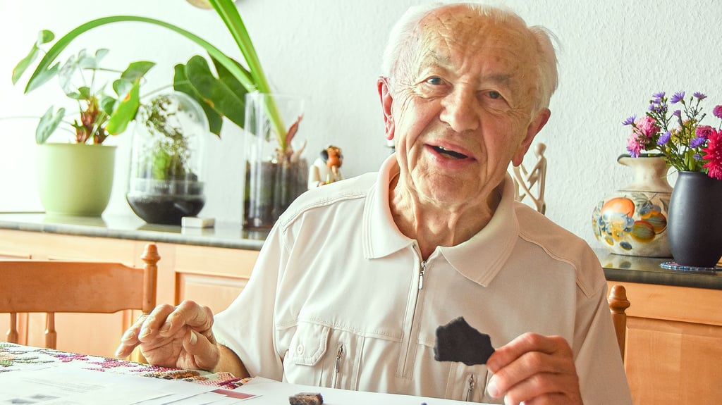 Reinhard Rücker vom Calvörder Heimatverein zeigt Scherben aus der Römischen Kaiserzeit, die bei Grabungen im Zuge der Vorbereitungen zum Bau des „Solarparks Ost Calvörde“ gefunden wurden.