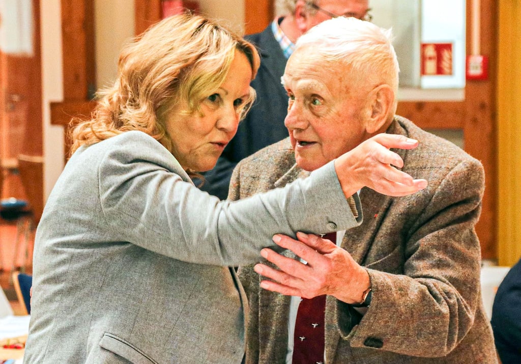 Freundschaftlich verbunden: Storchenvater Christoph Kaatz mit Bundesumweltministerin Steffi Lemke bei den Storchentagen in Möckern.