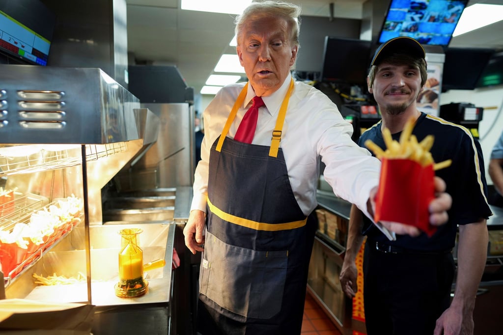 Schick in Schürze: Trump hat sein Jackett gegen die Arbeitskleidung bei McDonald's eingetauscht.