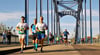 Der Wendepunkt beim Magdeburg-Marathon: Die Teilnehmer genossen den Lauf über die Sternbrücke.