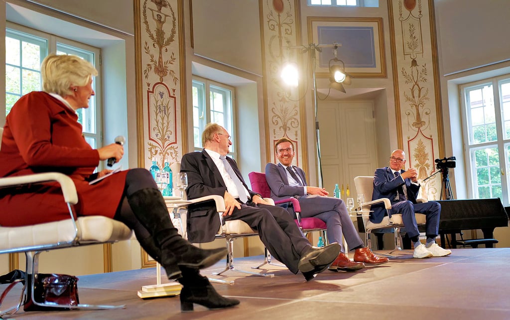 Beim „Literarisch-philosophischen Gespräch“ im Historischen Kursaal gab es durchaus etwas zu Lachen.